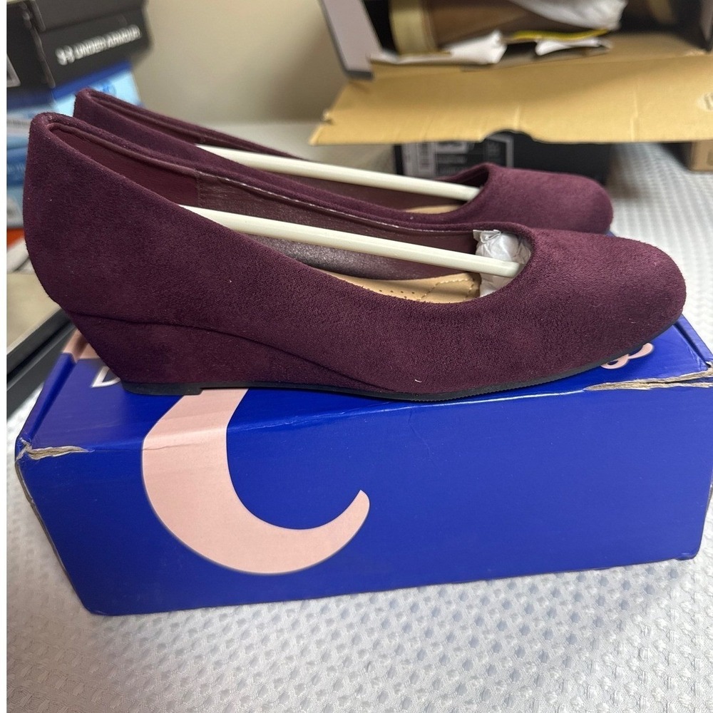 Trary Wedge Pumps Womens 7 Round Toe Burgundy Faux Suede Dress Shoes NIB